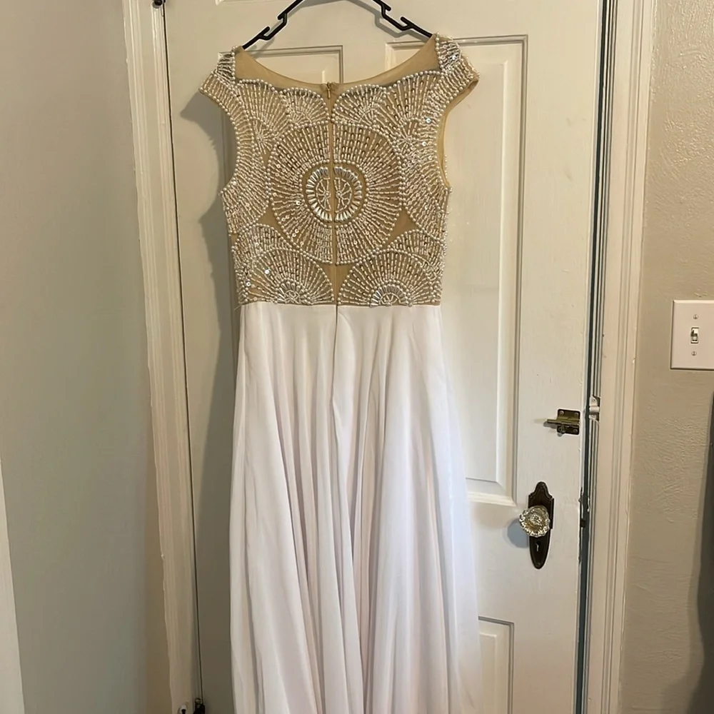 Wedding dress, never worn! - Picture 7 of 9